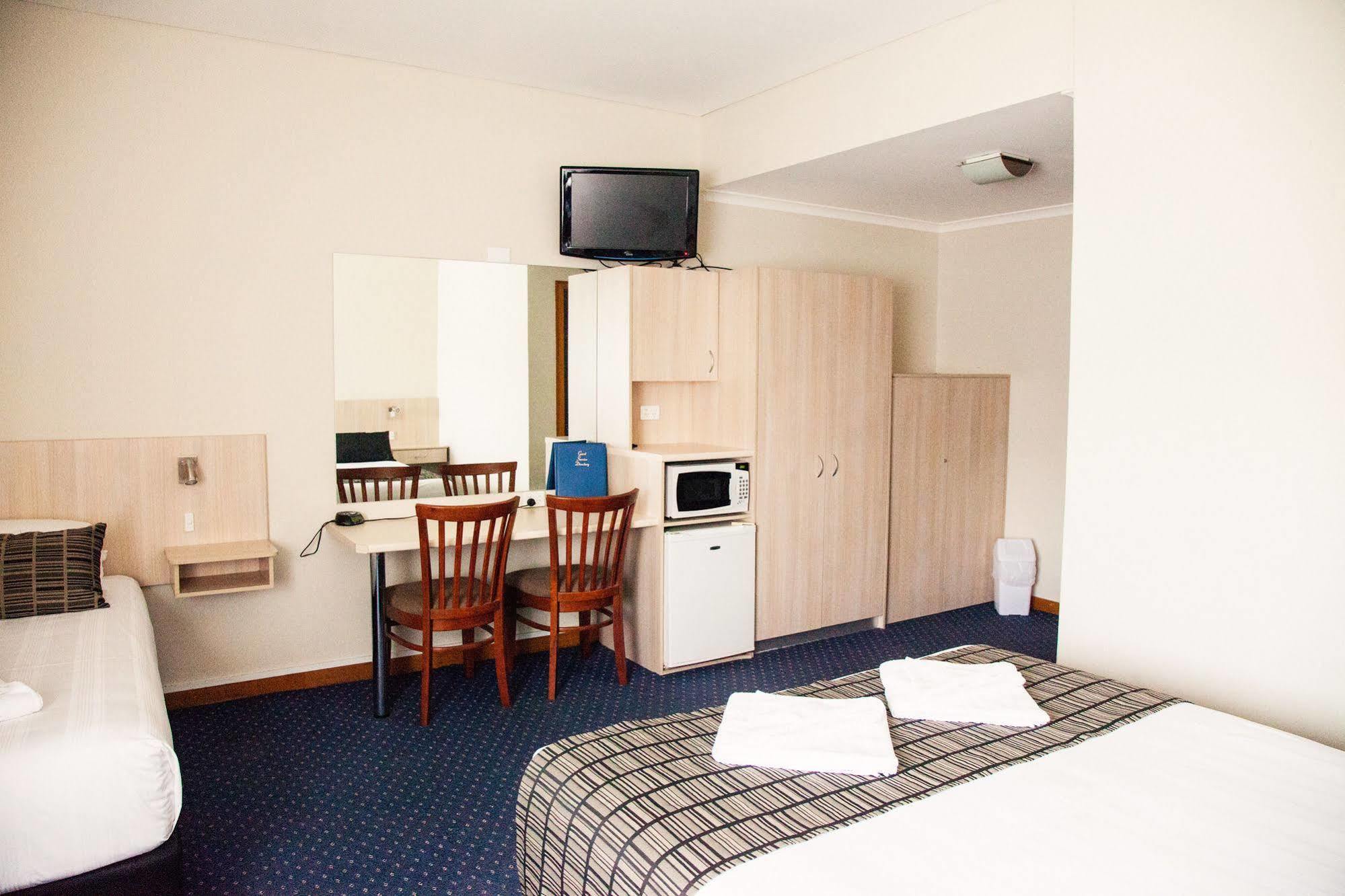 Tudor Inn Newcastle Bagian luar foto