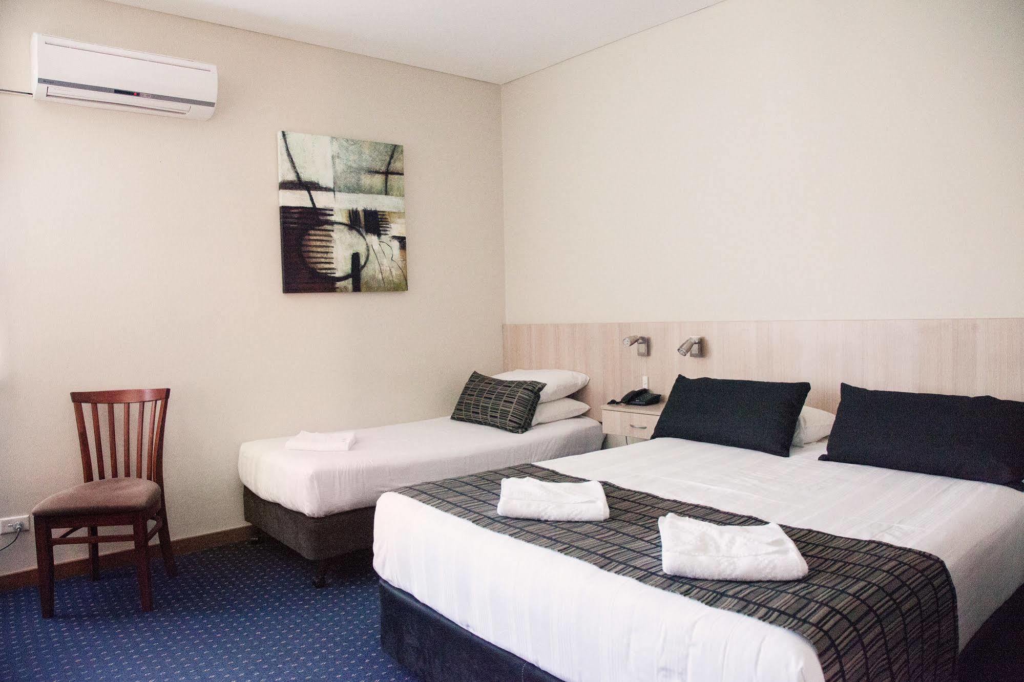 Tudor Inn Newcastle Bagian luar foto