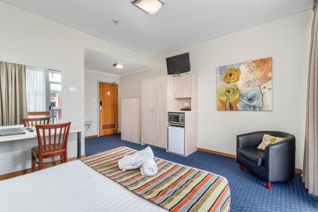 Tudor Inn Newcastle Bagian luar foto
