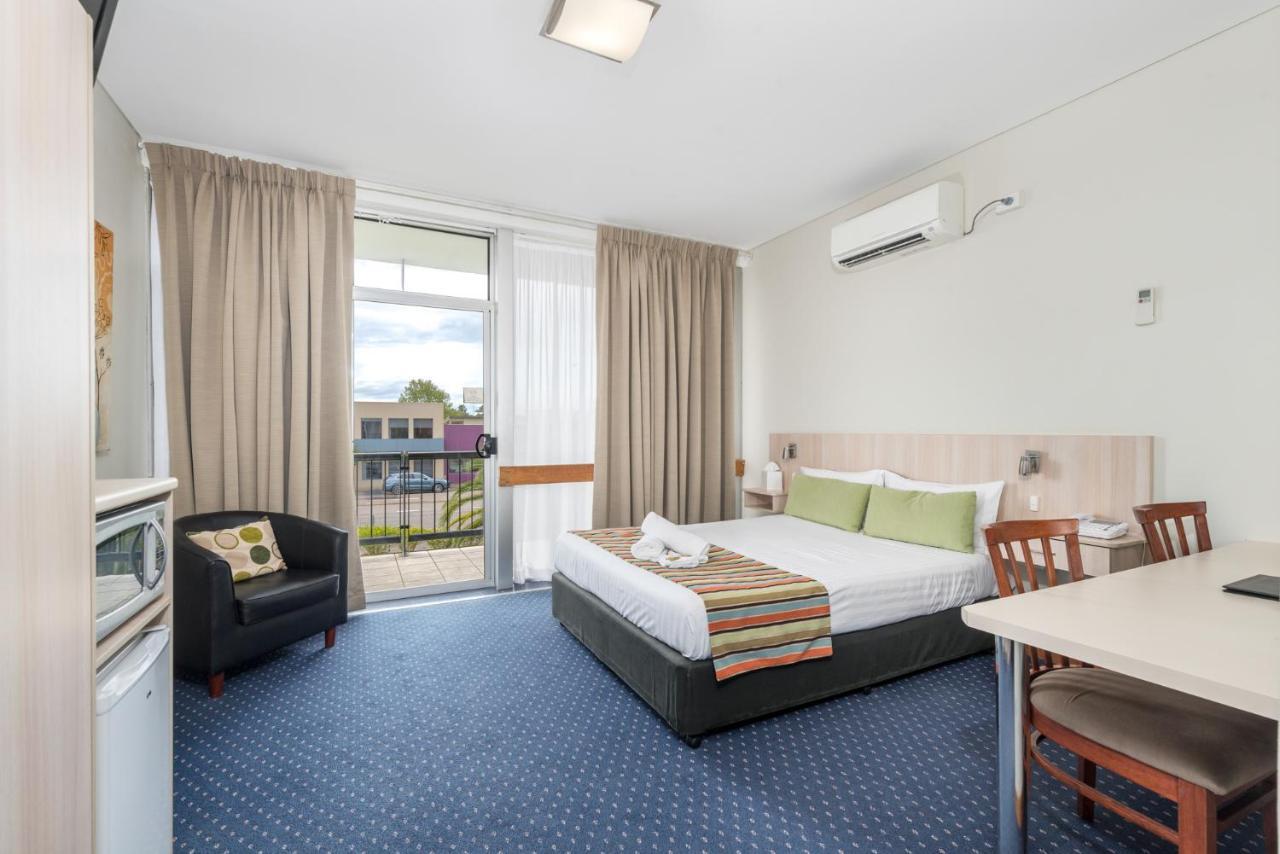 Tudor Inn Newcastle Bagian luar foto